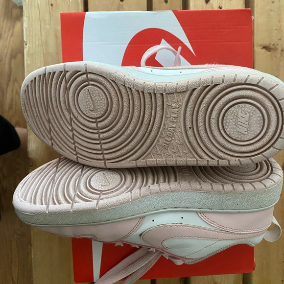 Nike court shoes in baby pink - Picture 4 of 5